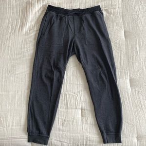 Men’s Lululemon Gray Waffle Knit Jogger. Size L.